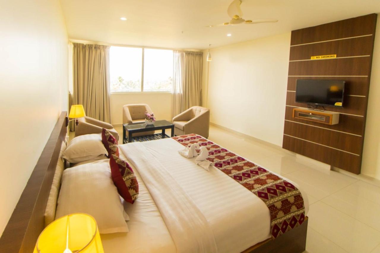 Miracle Residency Hotel Kizhake Chalakudi Exterior photo