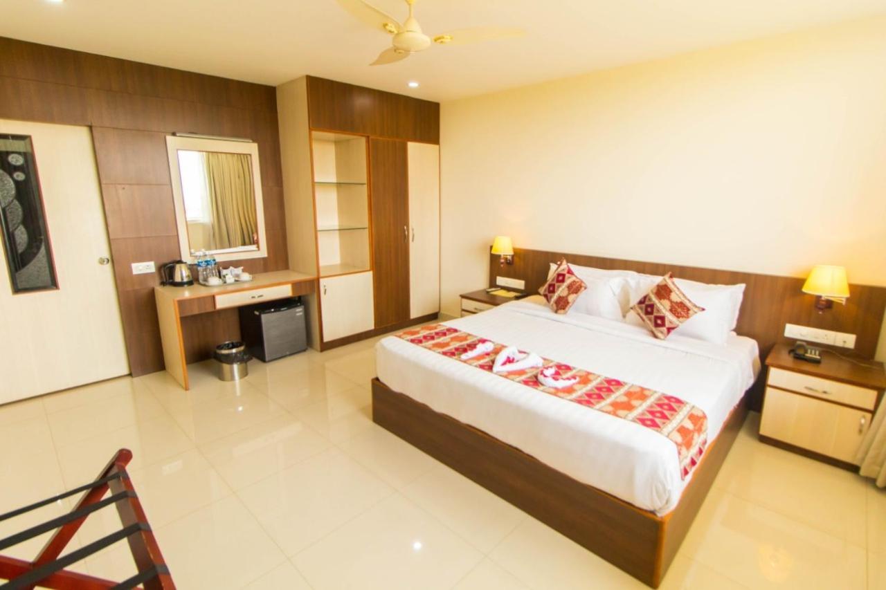 Miracle Residency Hotel Kizhake Chalakudi Exterior photo